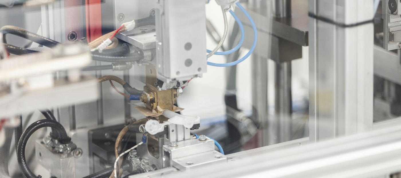 Närbild av maskin i Specialplasts produktion.